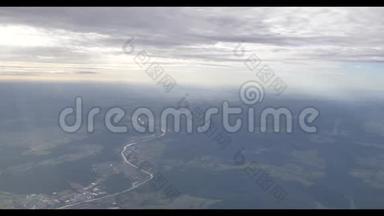 从飞机上俯瞰地球，美丽的云层缓缓移动